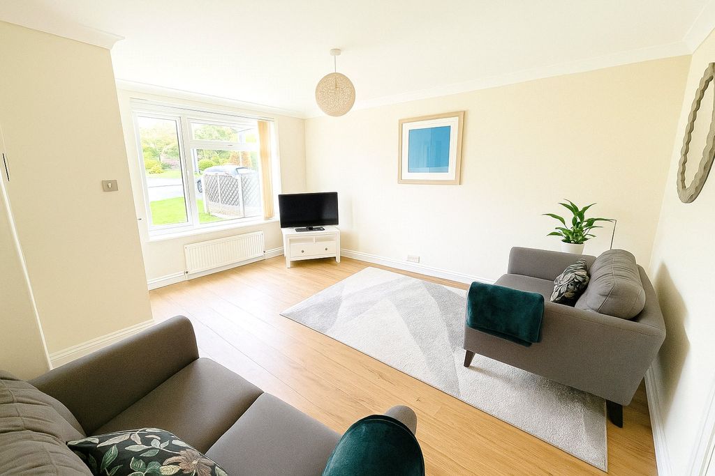 Property photo 3 of 14 Lounge