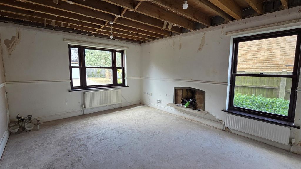 Property photo 2 of 18 Lounge