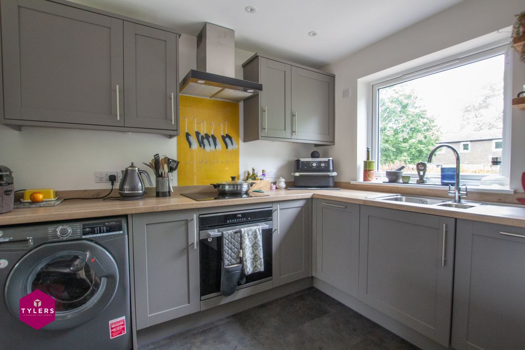 Property photo 3 of 12 Kitchen