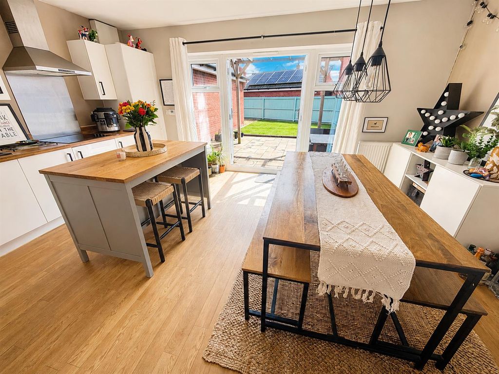 Property photo 2 of 31 Kitchen/Didning Room