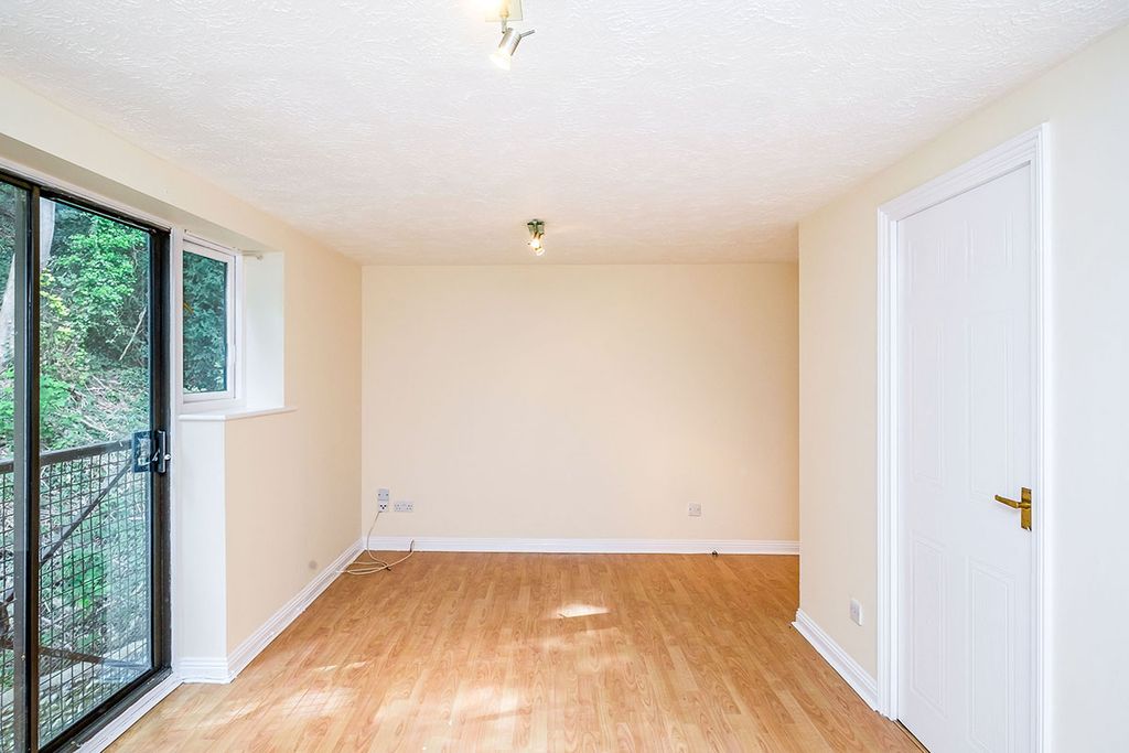 Property photo 3 of 10 Liiving Room