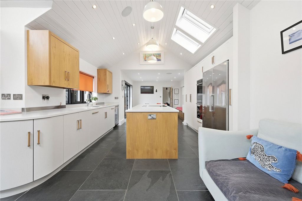 Property photo 3 of 18 Kitchen/Breakfast