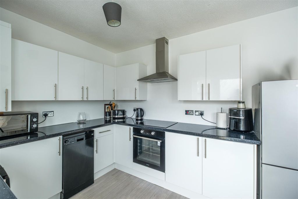 Property photo 3 of 17 Southend Court-20.Jpg