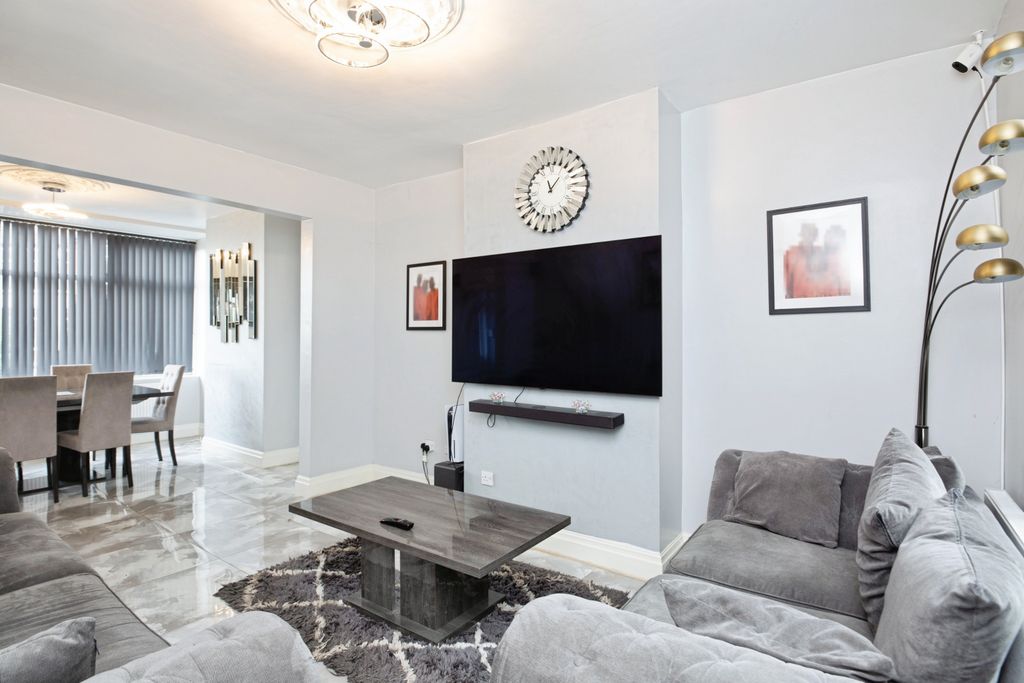 Property photo 3 of 14 Living Room