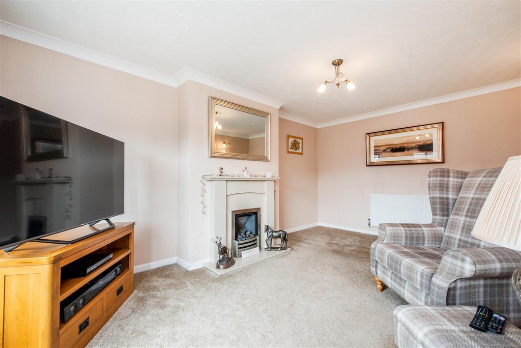 Property photo 2 of 16 Lounge