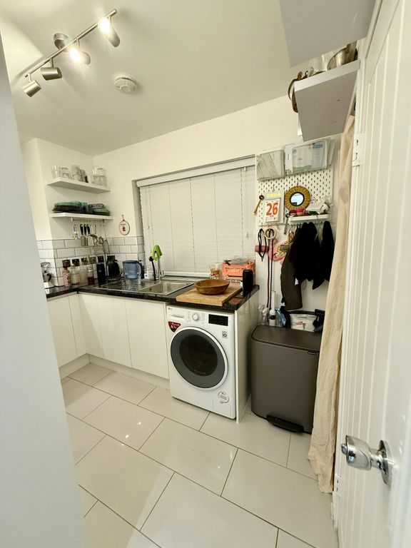 Property photo 2 of 10 Kitchen 