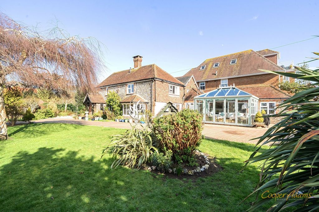 Property photo 3 of 26 Gardens