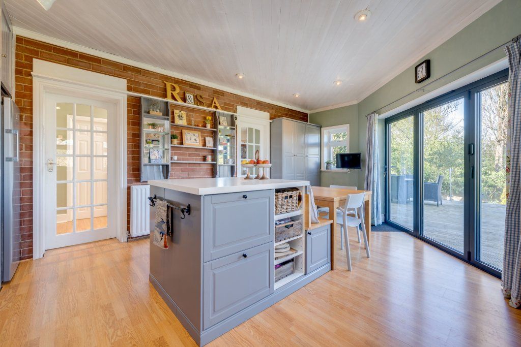 Property photo 3 of 31 Dining Kitchen