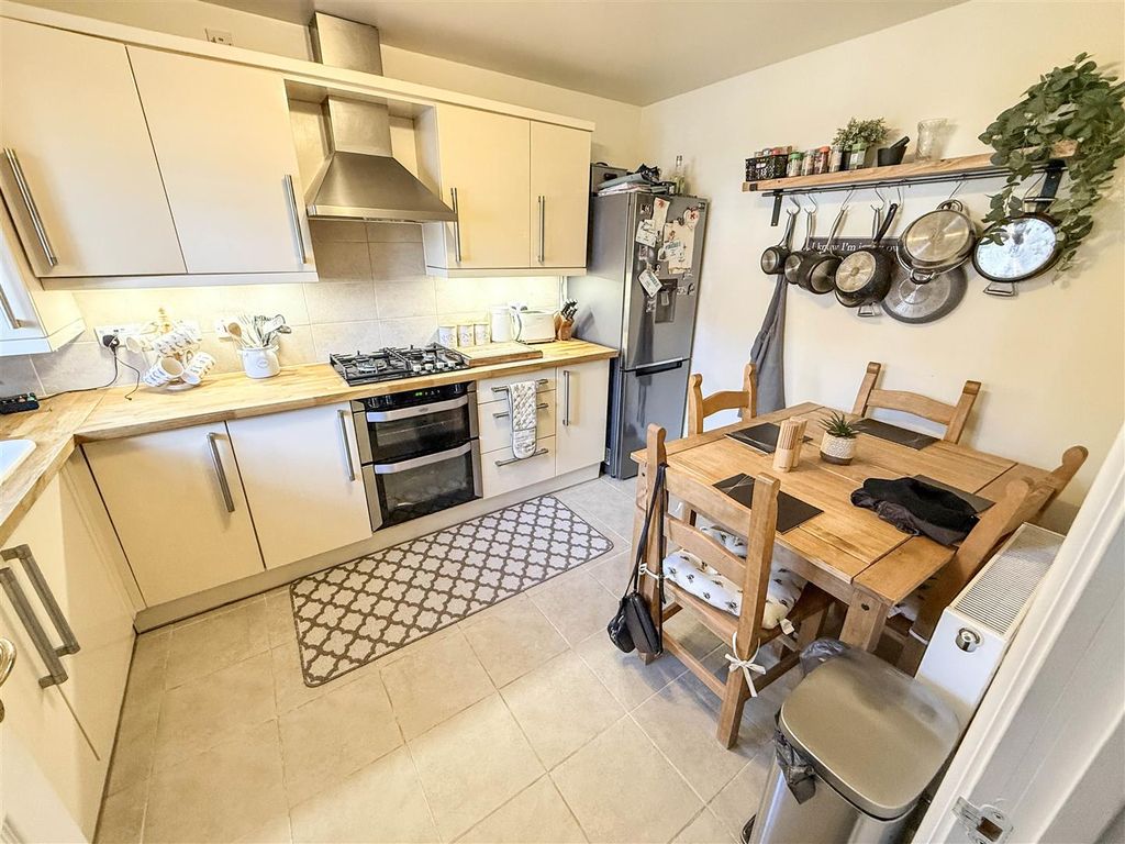 Property photo 3 of 11 Kitchen