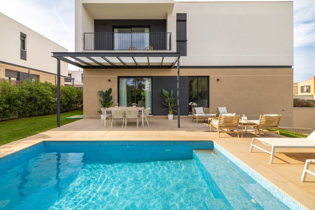 Property photo 2 of 20 Pool And Exterior (2)