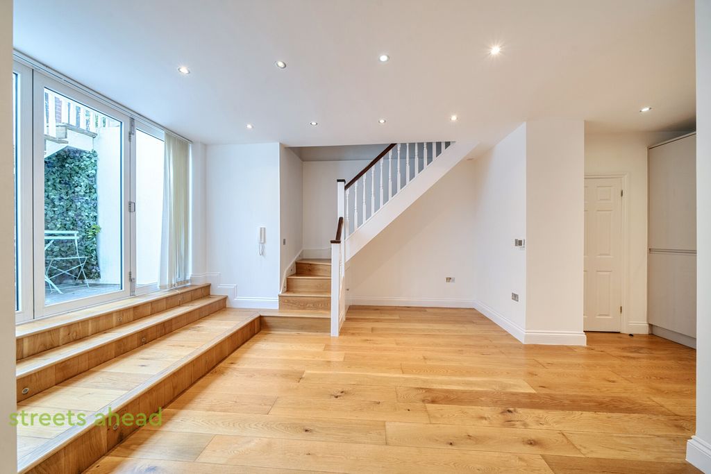 Property photo 2 of 17 A70c0Fda-Aa92-4B7...