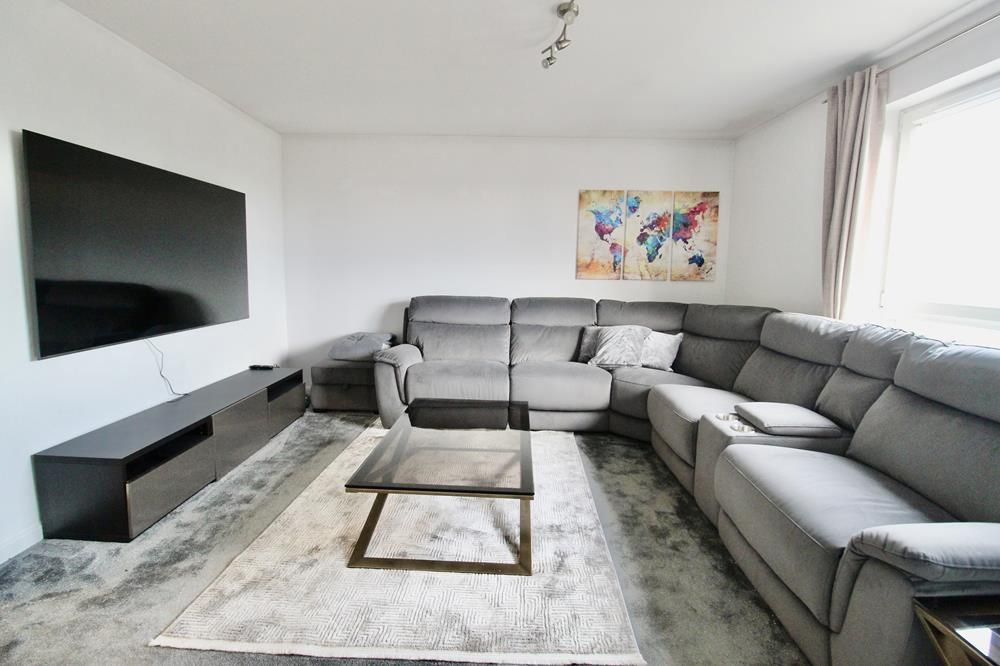 Property photo 1 of 7 Lounge 2