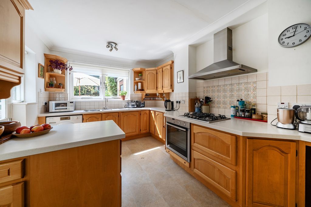 Property photo 2 of 20 1498234-18-6A6c73...