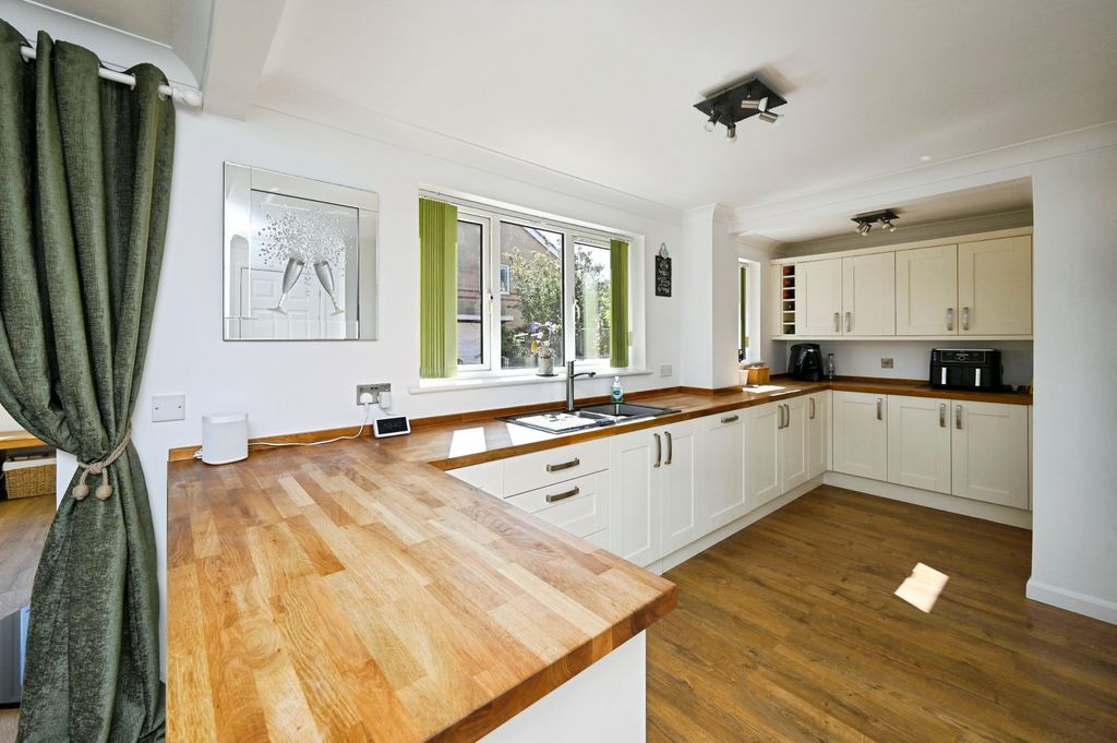 Property photo 2 of 19 Kitchen