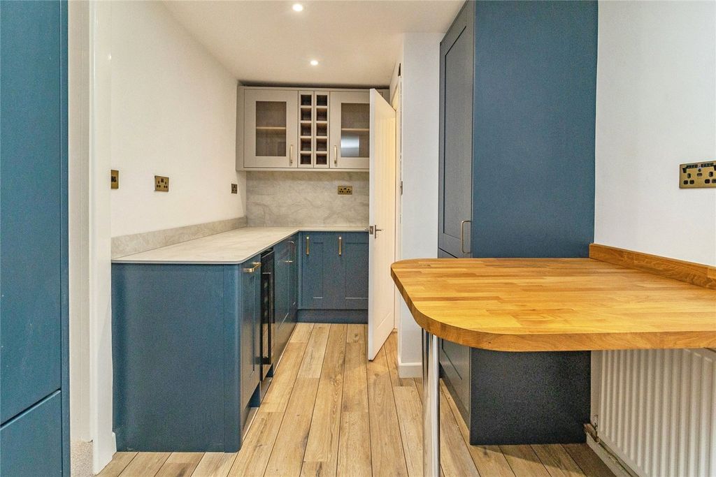 Property photo 2 of 19 Picture No. 24