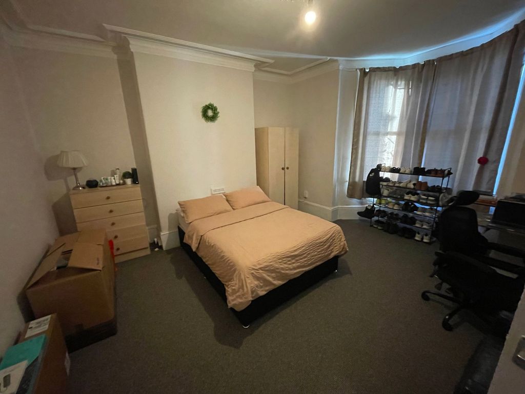 Property photo 3 of 5 Well-Presented Double Bedroom With A Centrally Pla...
