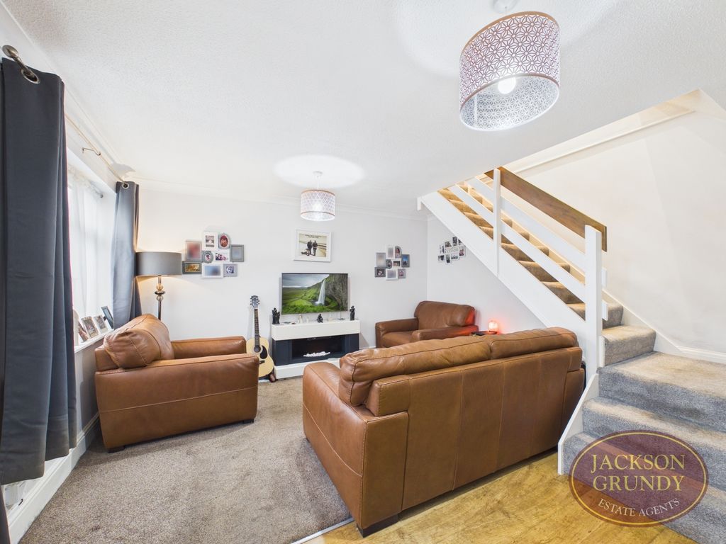 Property photo 2 of 12 Crabtree Close