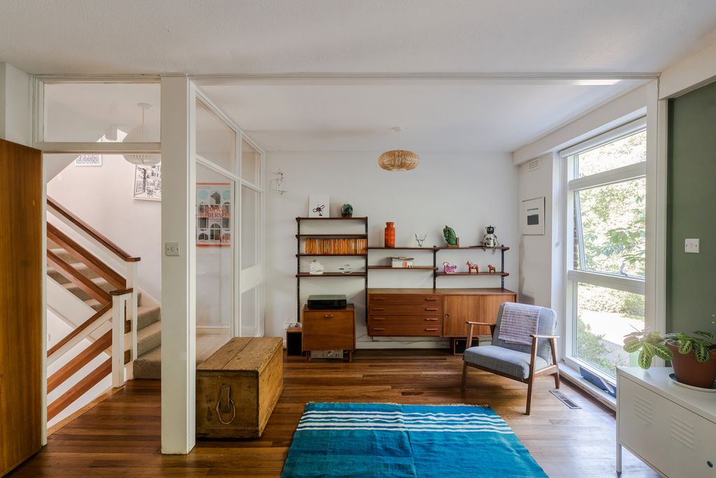 Property photo 3 of 26 309399 - 3 Peckarmans Wood-6.Jpeg