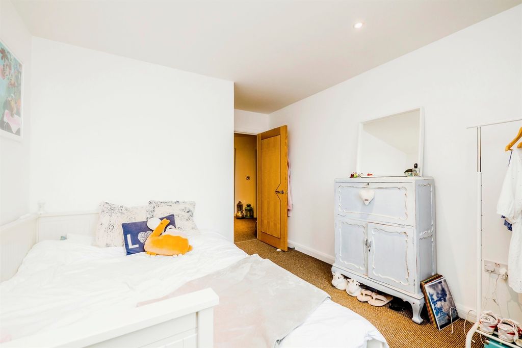 Property photo 2 of 15 Bedroom