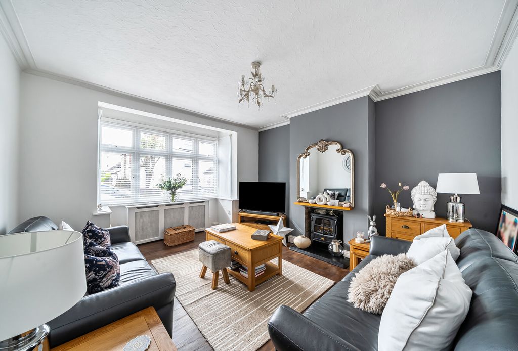 Property photo 3 of 20 Lounge