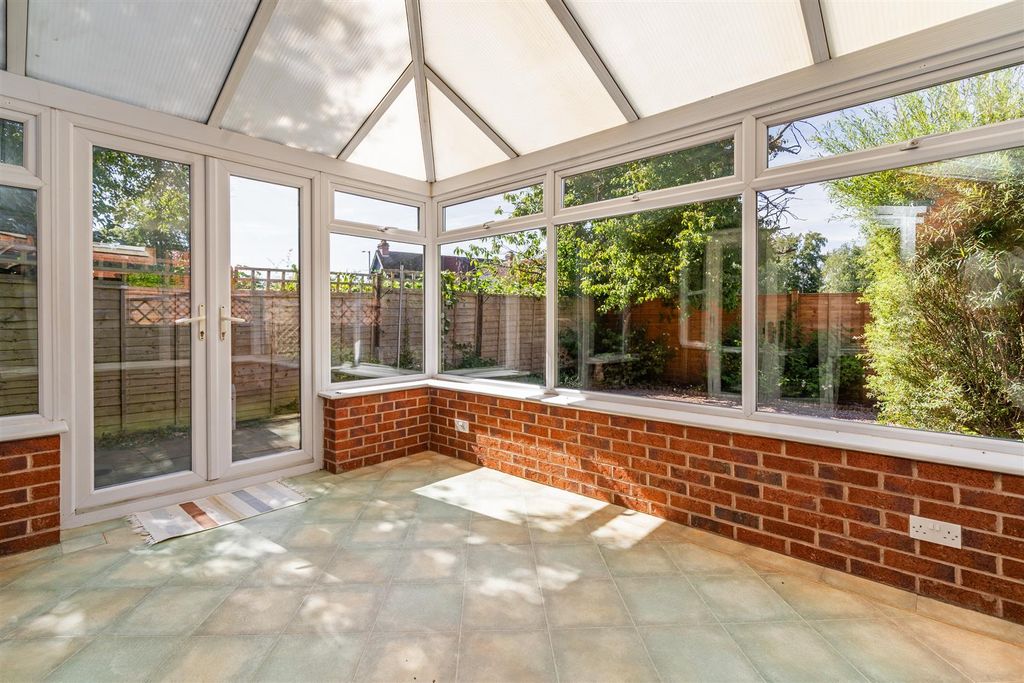 Property photo 3 of 12 27 Shelfield Close, Hockley Heath_5.Jpg
