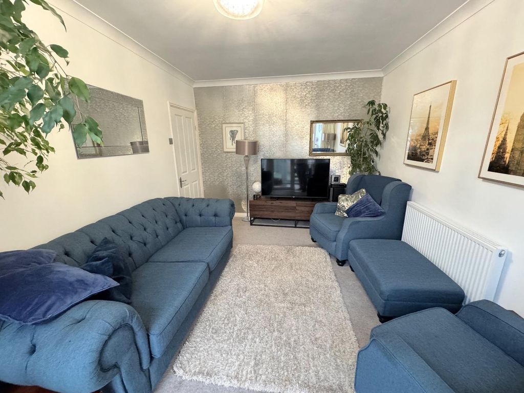 Property photo 2 of 11 Lounge
