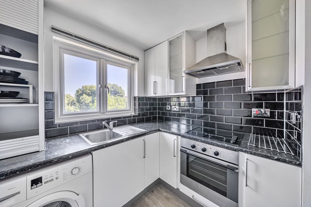 Property photo 3 of 19 Kitchen
