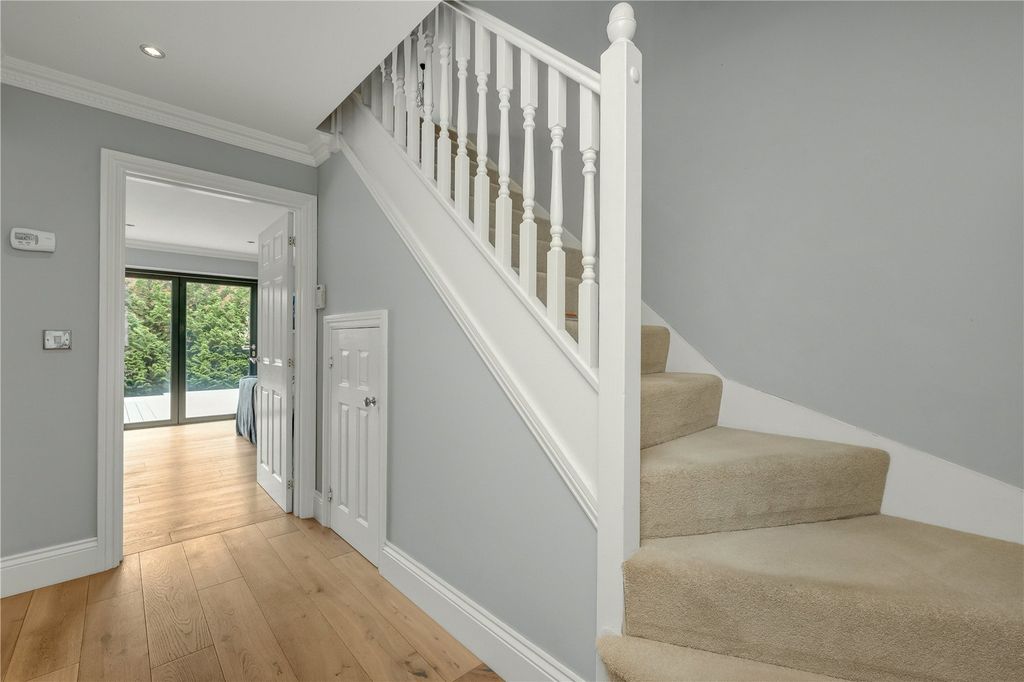 Property photo 2 of 16 Entrance Hall