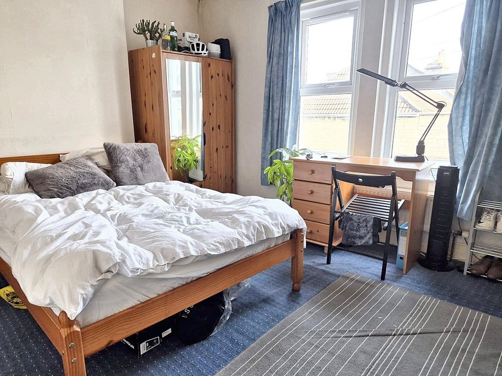 Property photo 1 of 14 Bright, Well-Kept Double Bedroom With A Large Wind...