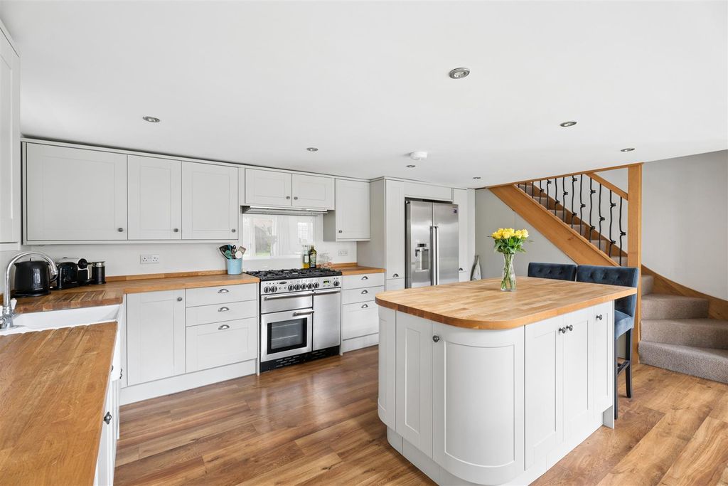 Property photo 3 of 19 Kitchen