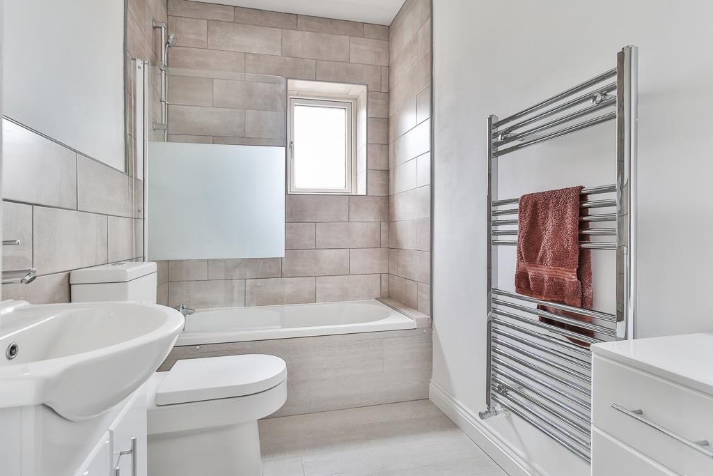 Property photo 3 of 17 Bathroom