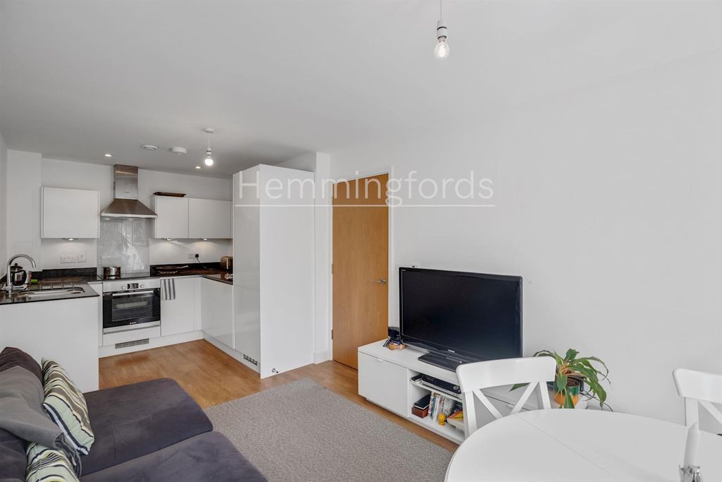 Property photo 2 of 14 11-7d8B83772-Hmf-Jj-Mildmay Av-11 (1)-Medium.Jpg