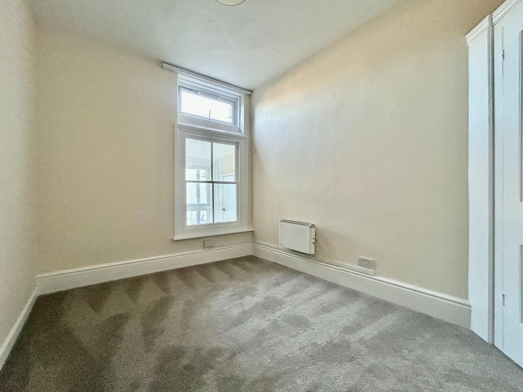 Property photo 3 of 5 Bedroom.Jpeg