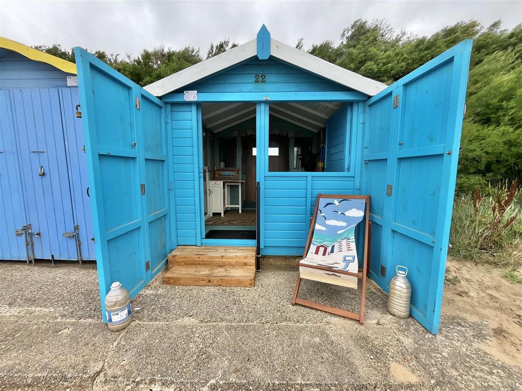 Property photo 1 of 8 Beach Hut