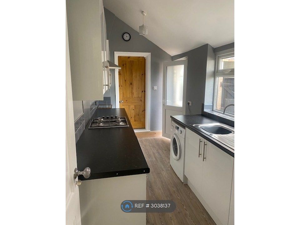 Property photo 2 of 14 Kitchen