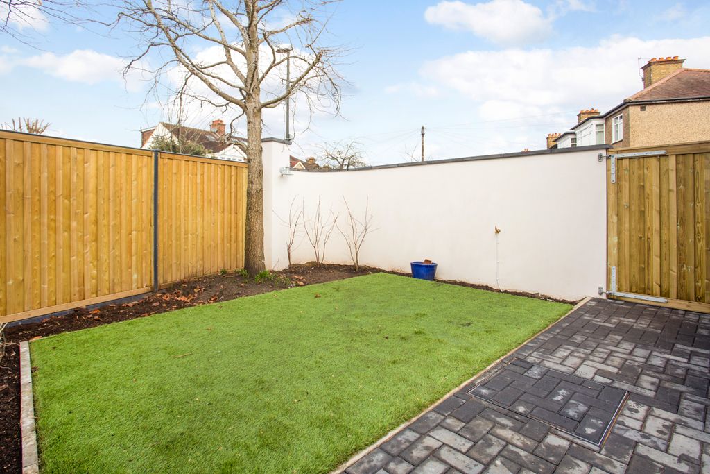 Property photo 2 of 13 Amber House, Kenley