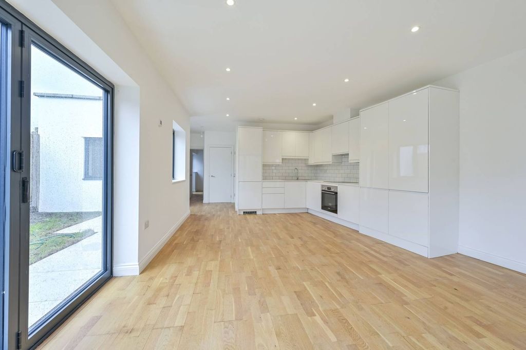 Property photo 3 of 8
