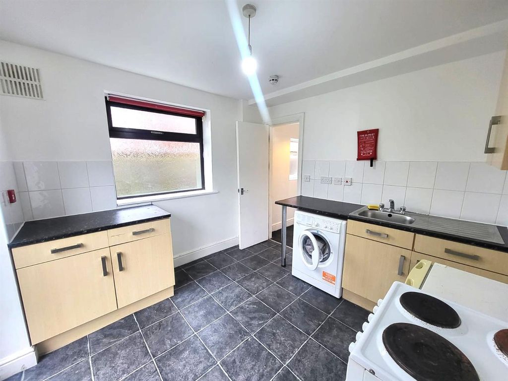 Property photo 2 of 8 Kitchen Pic 1