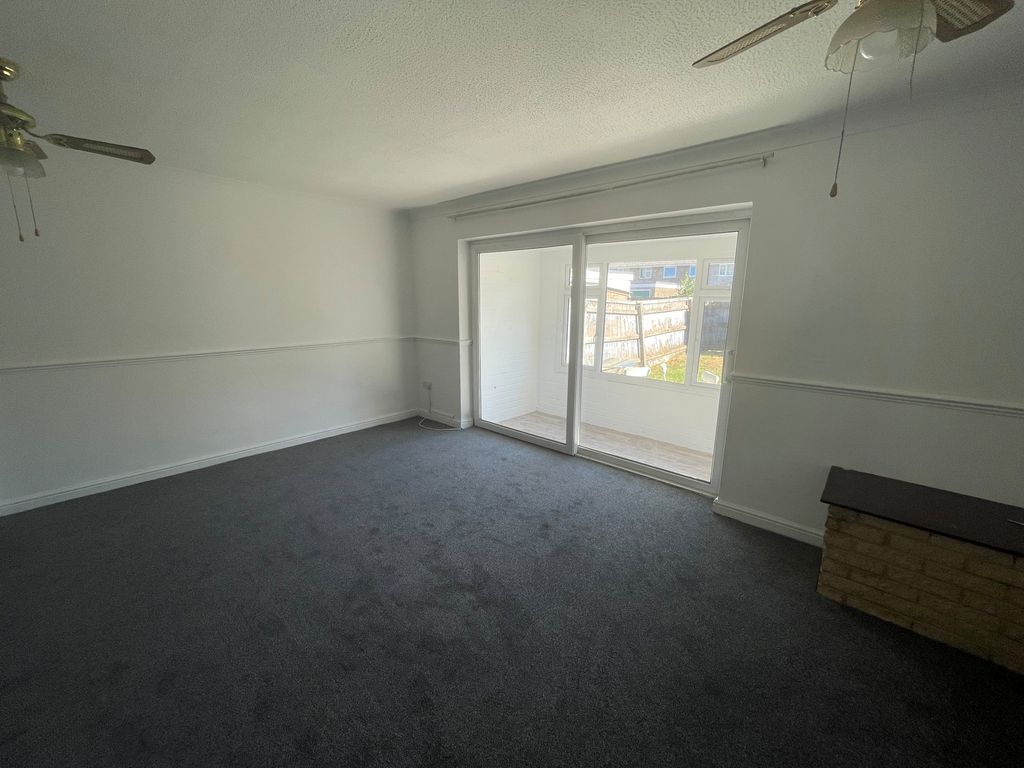 Property photo 3 of 9 Living Room