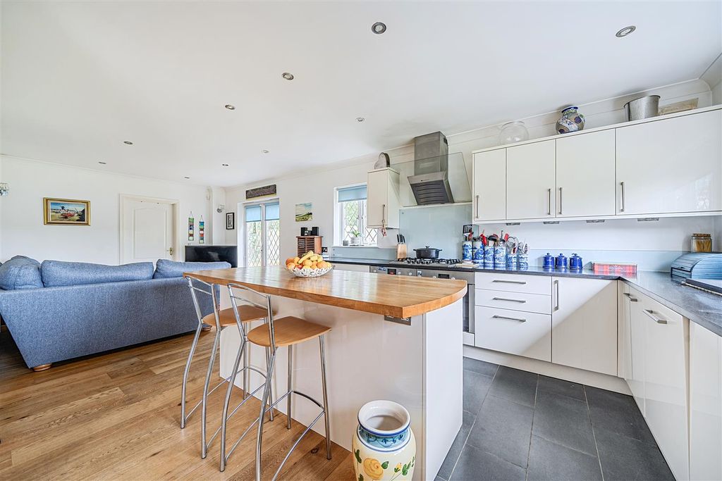 Property photo 3 of 23 1372758-12-691218Ab316d2.Jpg