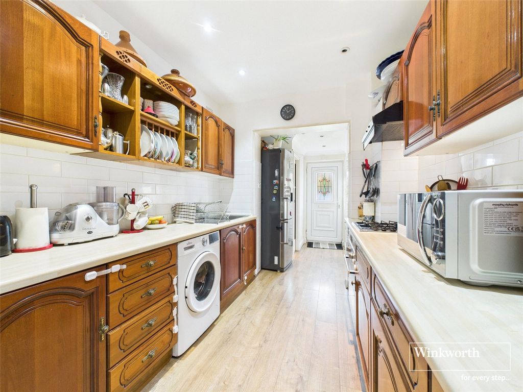 Property photo 3 of 11 Kitchen