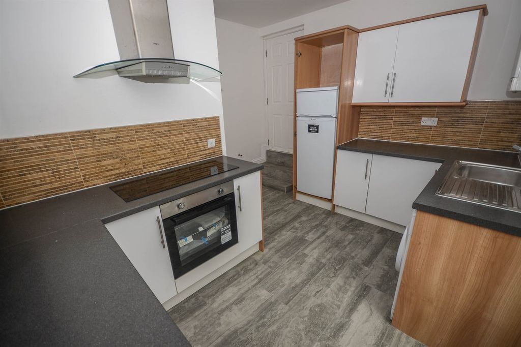 Property photo 3 of 11 Kitchen