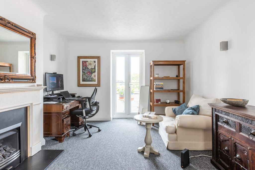 Property photo 3 of 12