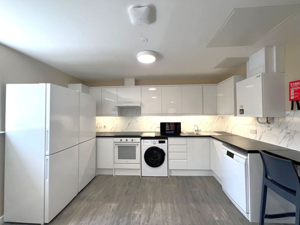 Property photo 1 of 9 Bright, Modern Fitted Kitchen With White Gloss Cab...