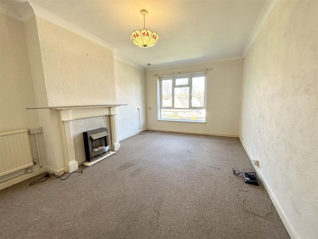 Property photo 2 of 8 Lounge