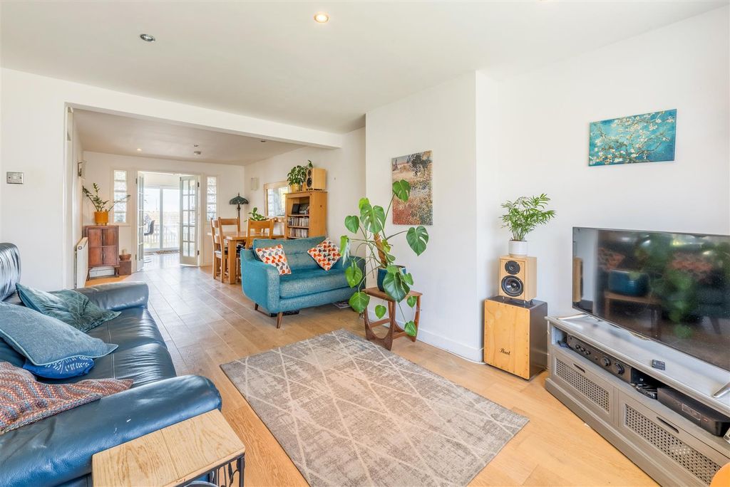Property photo 2 of 22 127 Thornhill Rise -7.Jpg