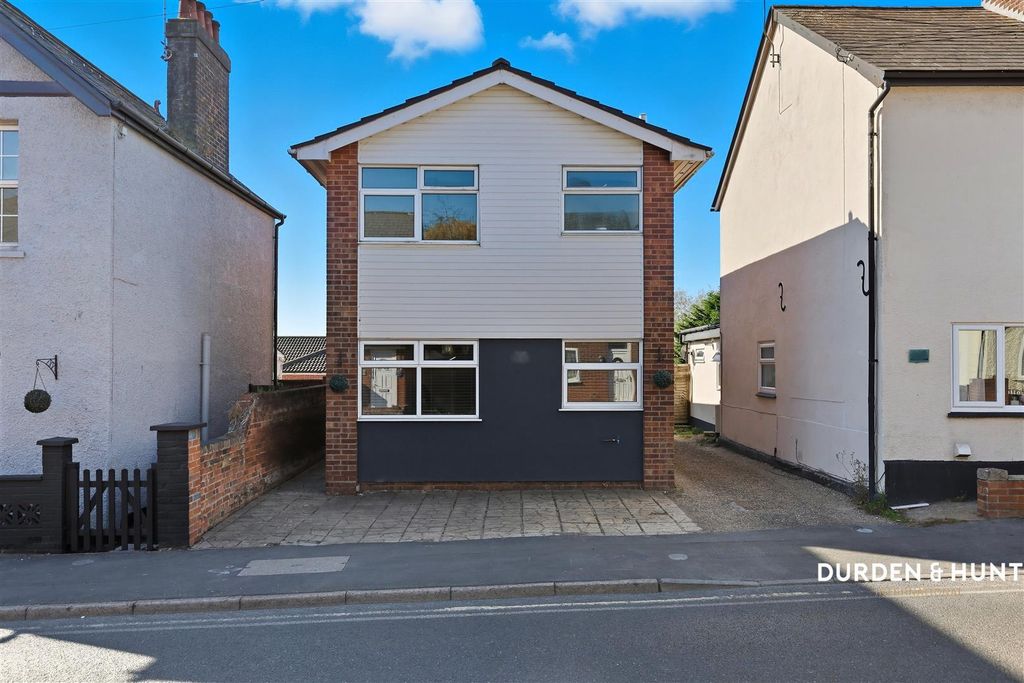 Property photo 1 of 19 Bergholt Road