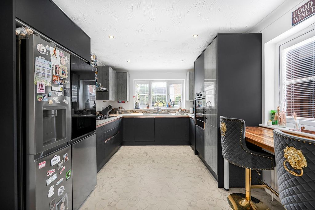 Property photo 3 of 20 Kitchen