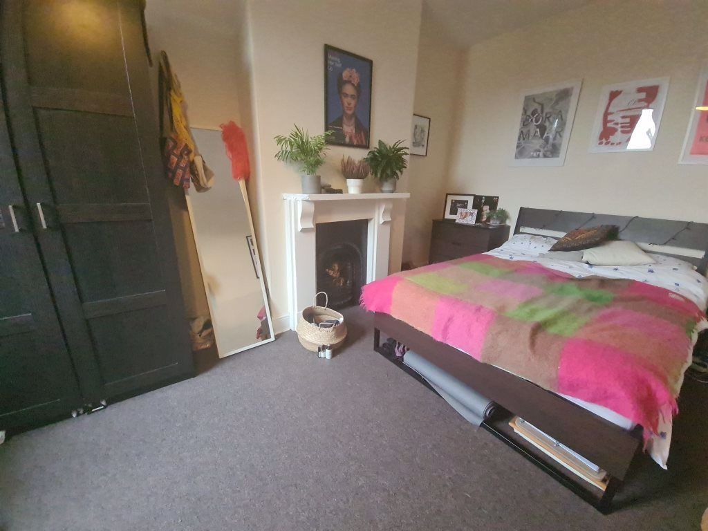 Property photo 3 of 21 A Cozy Double Bedroom Featuring A Neatly Made Bed ...