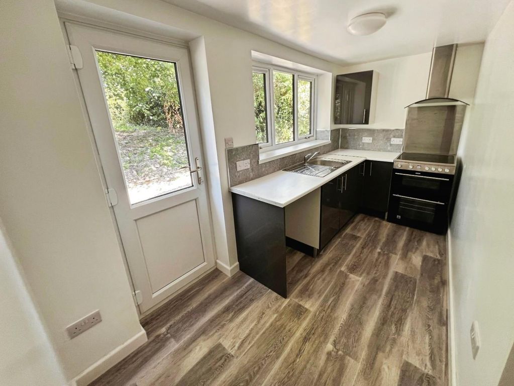 Property photo 2 of 8 Kitchen